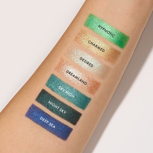 Mehrfarbige glitzernde Lidschatten-Swatches auf einem Untera