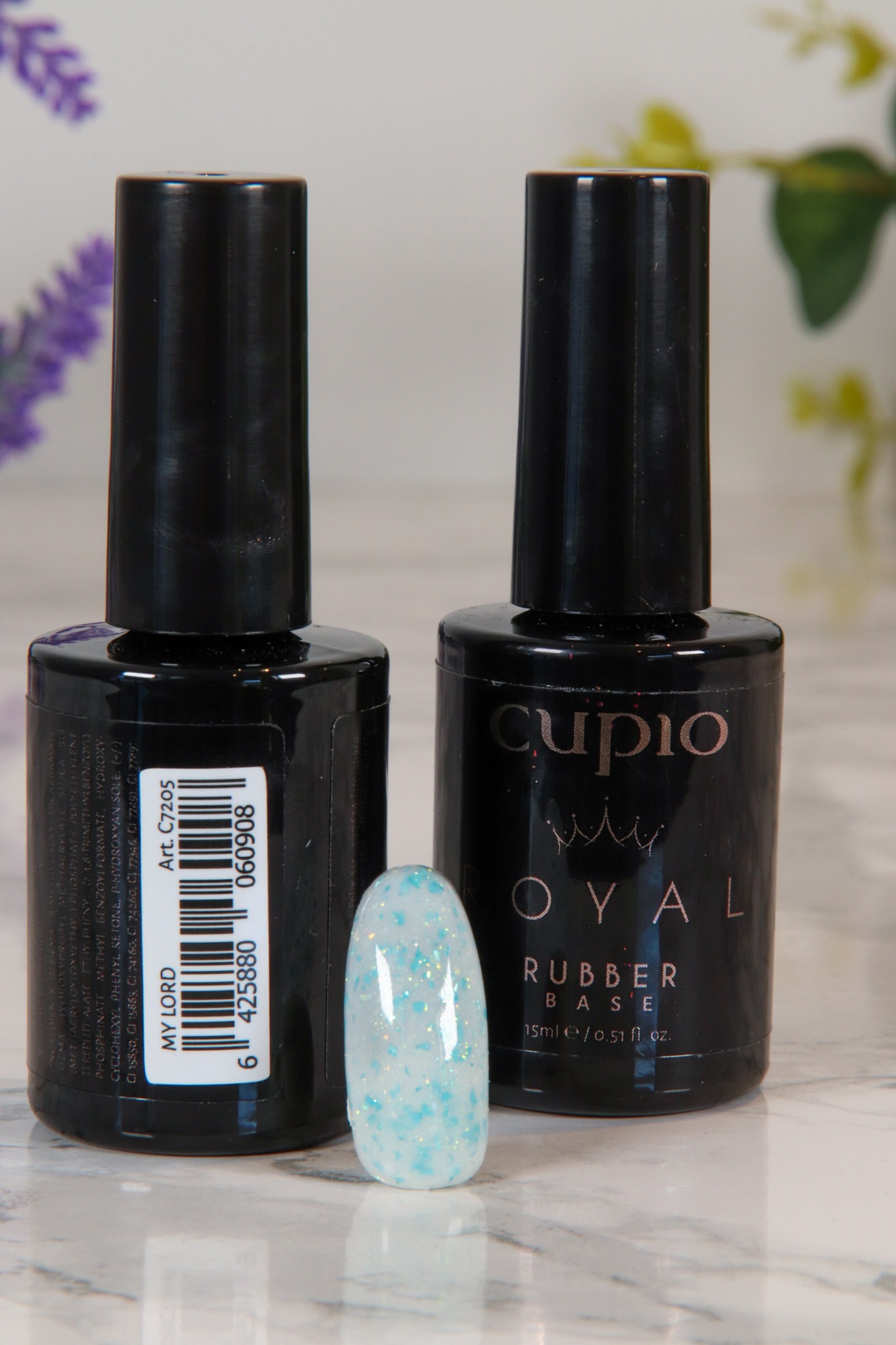 331588501_1165379320805409_6182065981630233231_n Fläschchen mit Cupio Royal Rubber Base und Nagelspitze mit glitzerndem, blauen Design