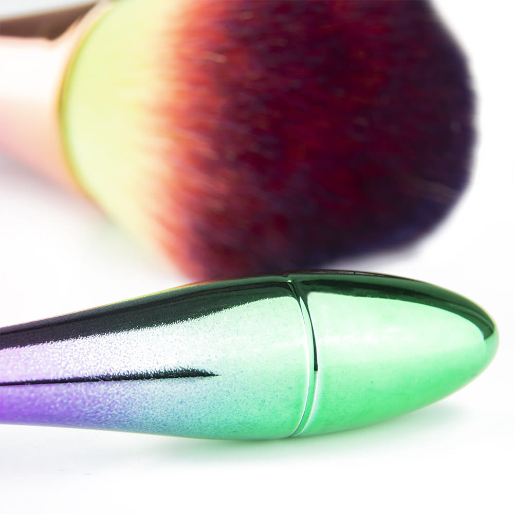 Nahaufnahme eines Make-up-Pinsels mit buntem Griff und weichen Borsten auf weißem Hintergrund