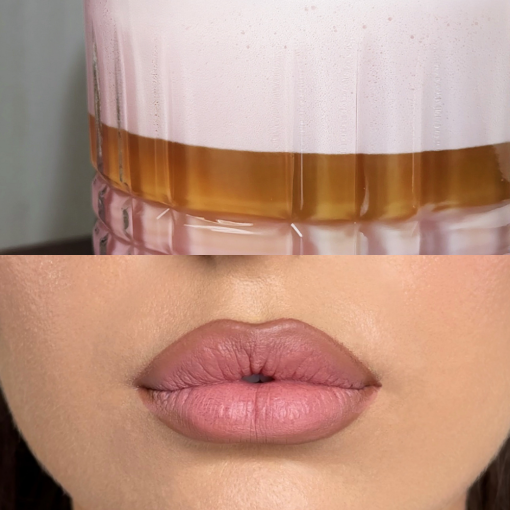Frau mit rosé Lippenbalsam, Latte-Macchiato-Farben
