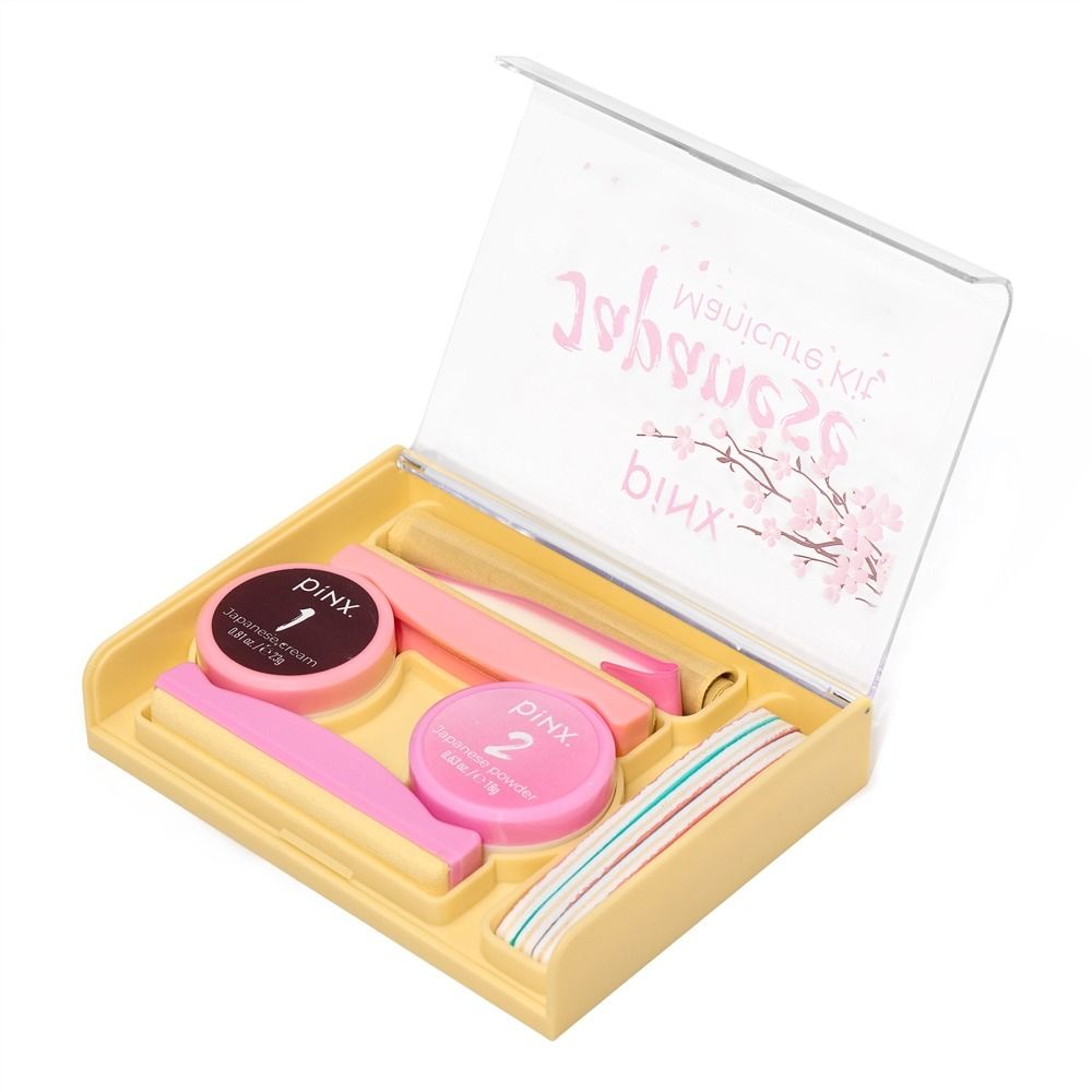 Geöffnetes PINKX Stempel-Set in gelber Box mit japanischer Creme, Puder, Schwamm, Applikator und Reinigungstüchern