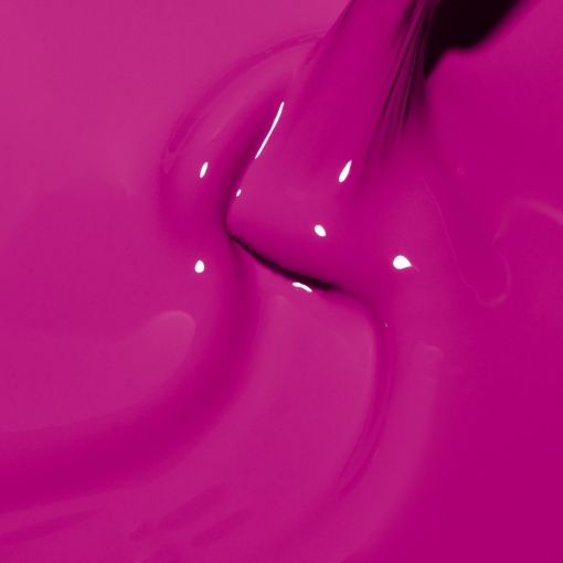 Nahaufnahme von flüssiger pinkfarbener Farbe, die gleichmäßig auf eine Fläche verläuft