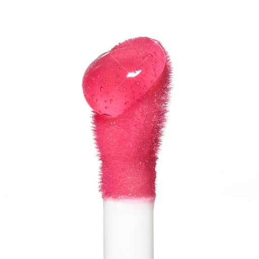 finesse_rose_c8197_c Nahaufnahme eines Lippenstiftapplikators mit einer glatten, rosa Textur und Wassertropfen