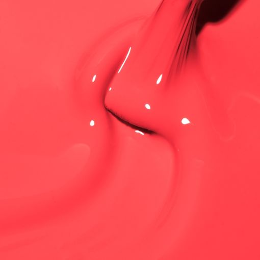 Nahaufnahme von roter Farbe, die auf eine Fläche aufgetragen wird.