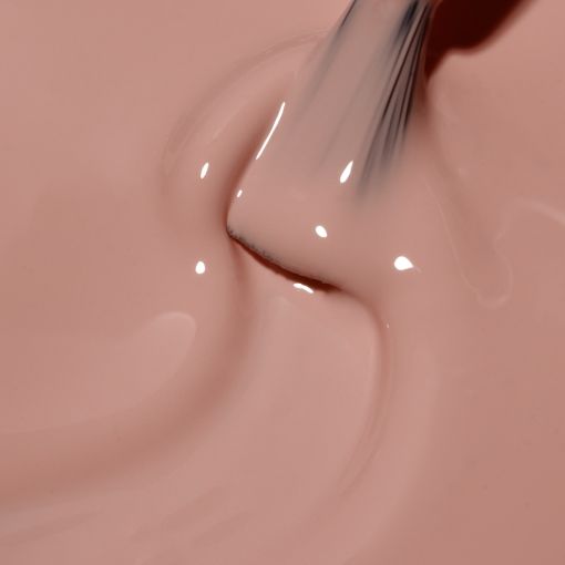 c9205_b Detailaufnahme von cremefarbener Farbe mit einem Pinsel in einer Schüssel