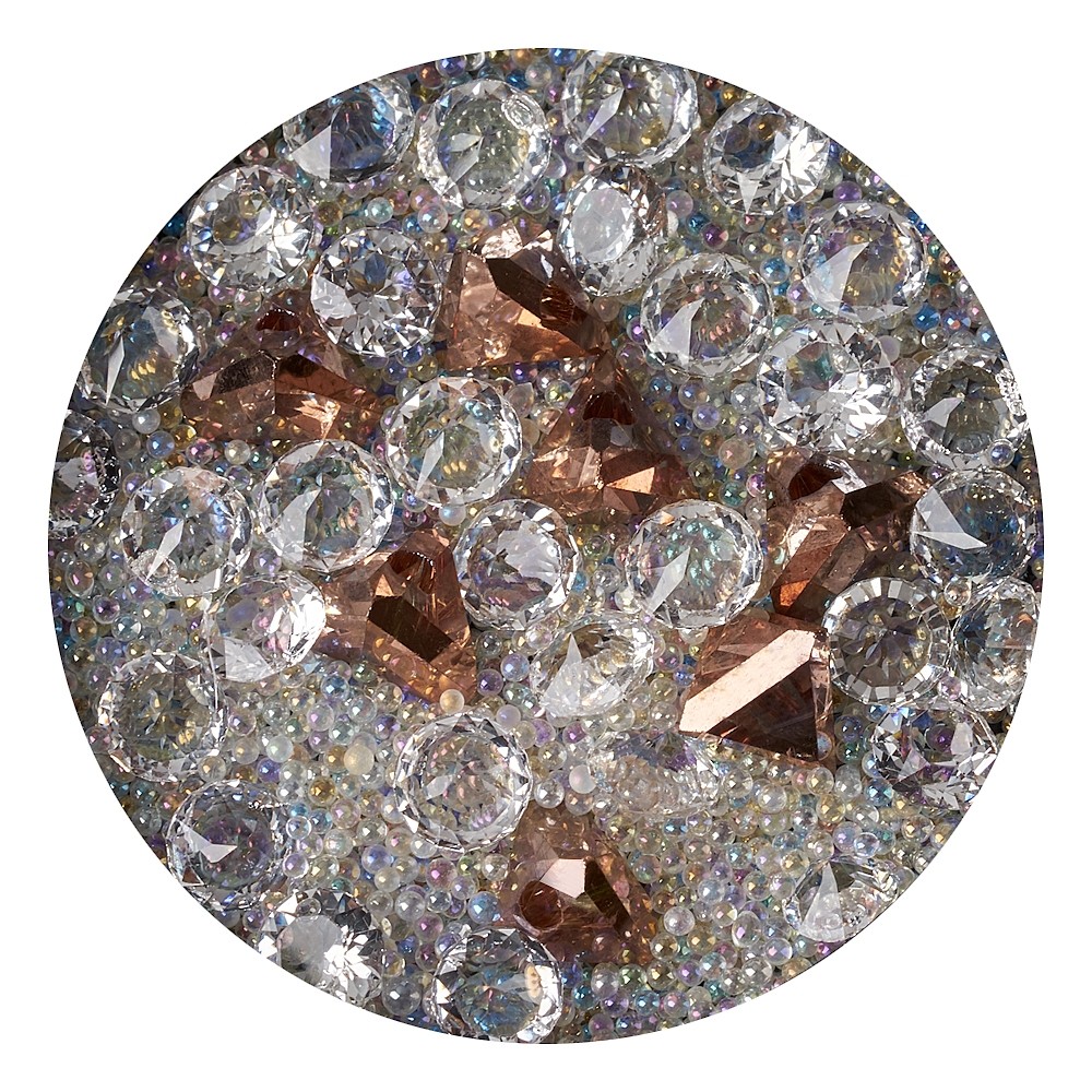 decor_nou_6_b Nahaufnahme von bunten Glitzersteinen und Kristallen auf hellem Untergrund
