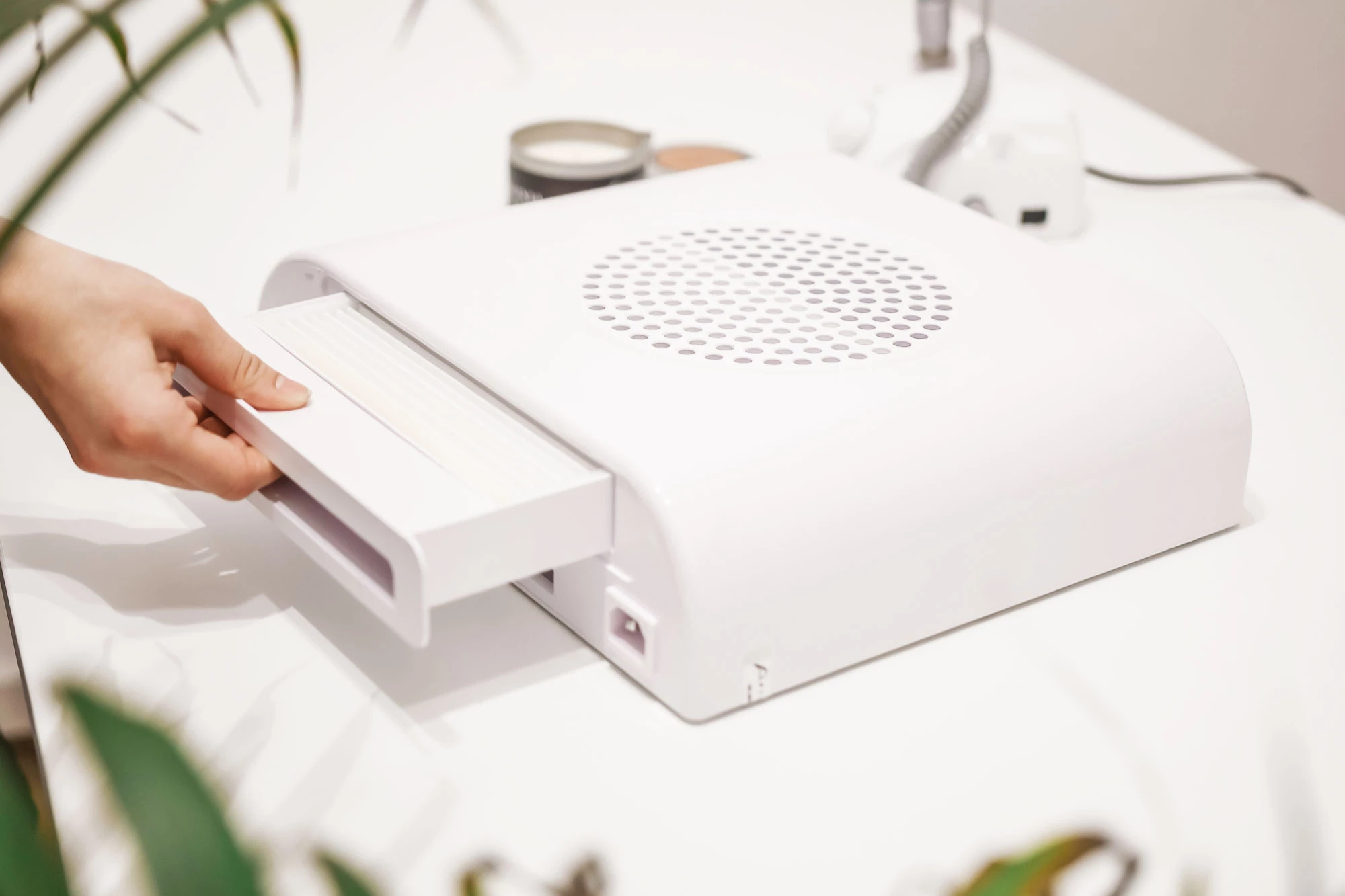 Mobile-plus-4b Detailansicht einer modernen Fräse mit ausziehbarem Fach, ideal für verschiedene Anwendungen.
