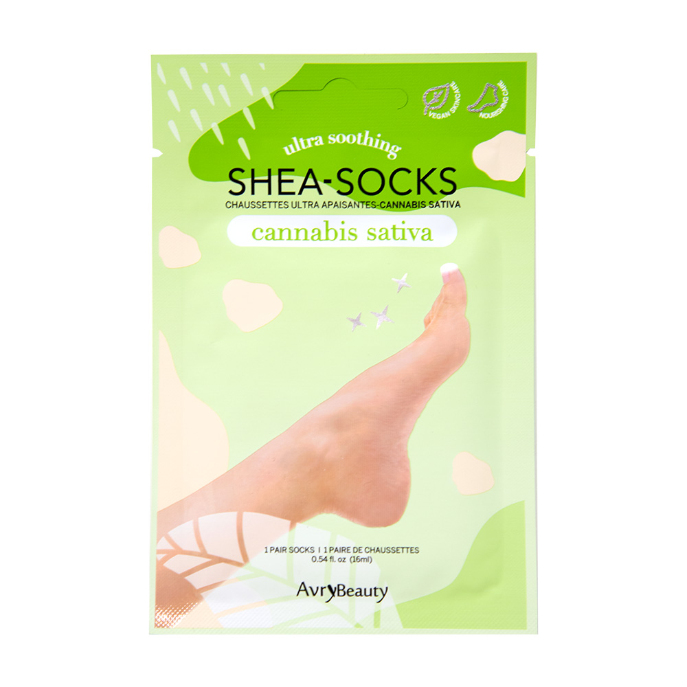 Verpackung der AvryBeauty Shea-Socks Cannabis Sativa, ultra beruhigende Fußmaske in Sockenform mit abgebildetem Fuß auf grünem Beutel