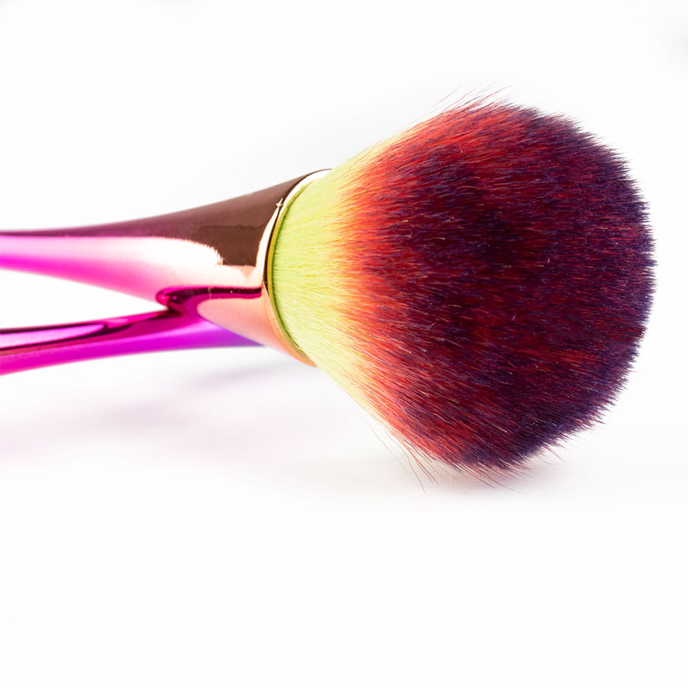 Detailaufnahme eines farbigen Make-up Pinsels mit glänzendem Griff und weichen Borsten