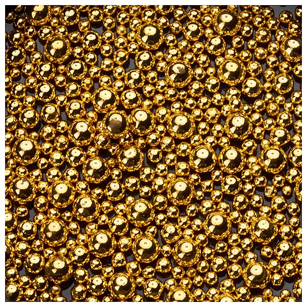 Nahaufnahme von vielen glänzenden goldenen Kugeln