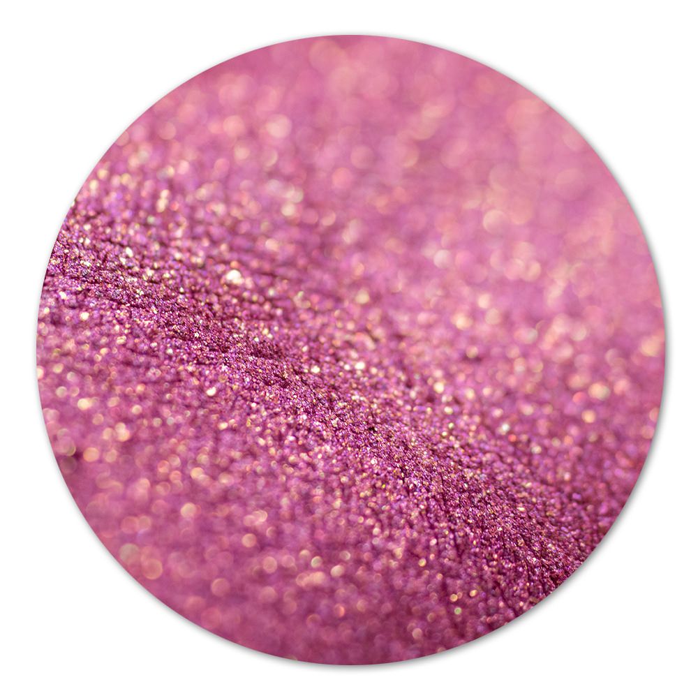 Nahaufnahme von glitzerndem lila Puder mit metallic Effekt