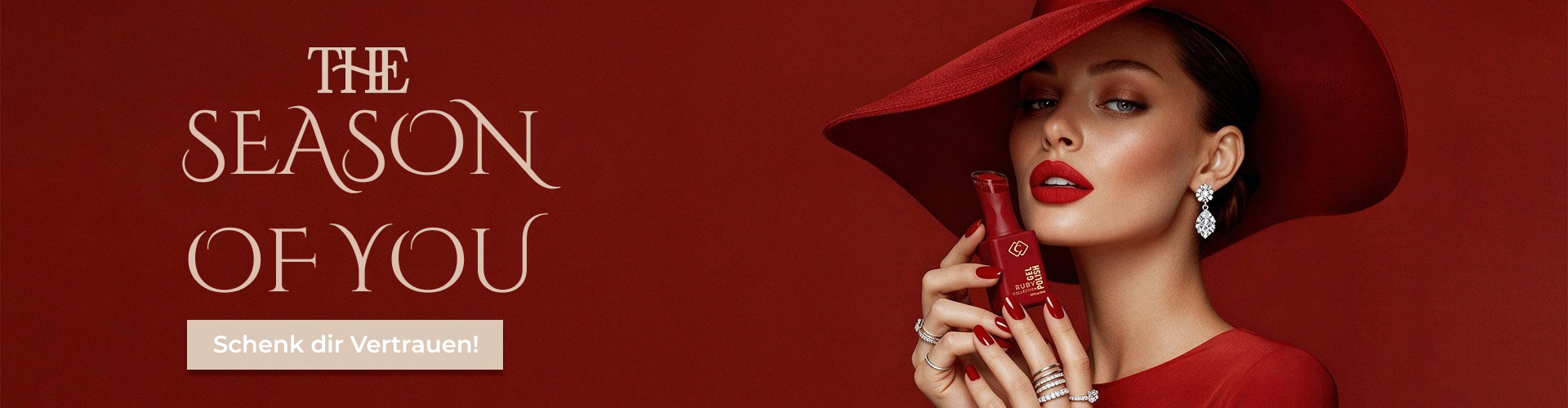 Frau trägt roten Hut und hält roten Nagellack