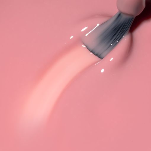 rubber_base_timeless_vintage_rose_c8725_c Nahaufnahme von einem Makeup-Pinsel, der über eine rosa Creme gestrichen wird