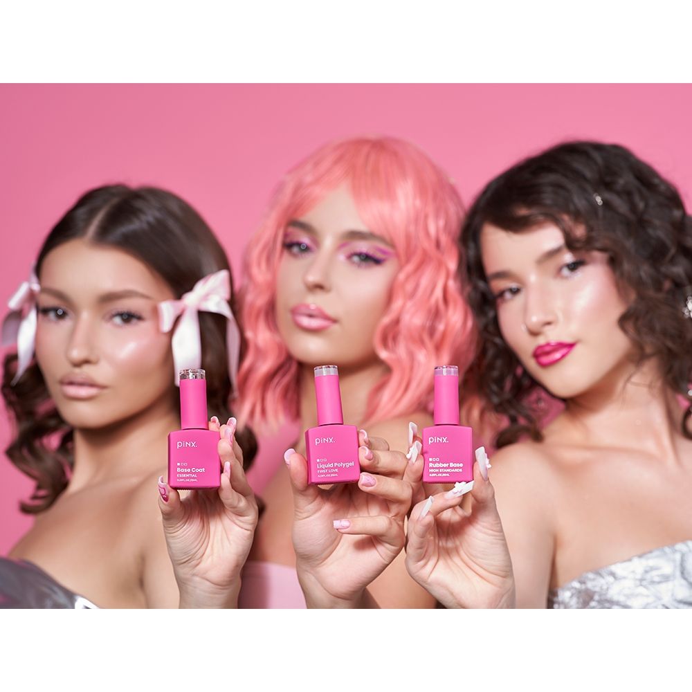 Drei Frauen präsentieren Nagellack in Pink auf pinkem Hintergrund.