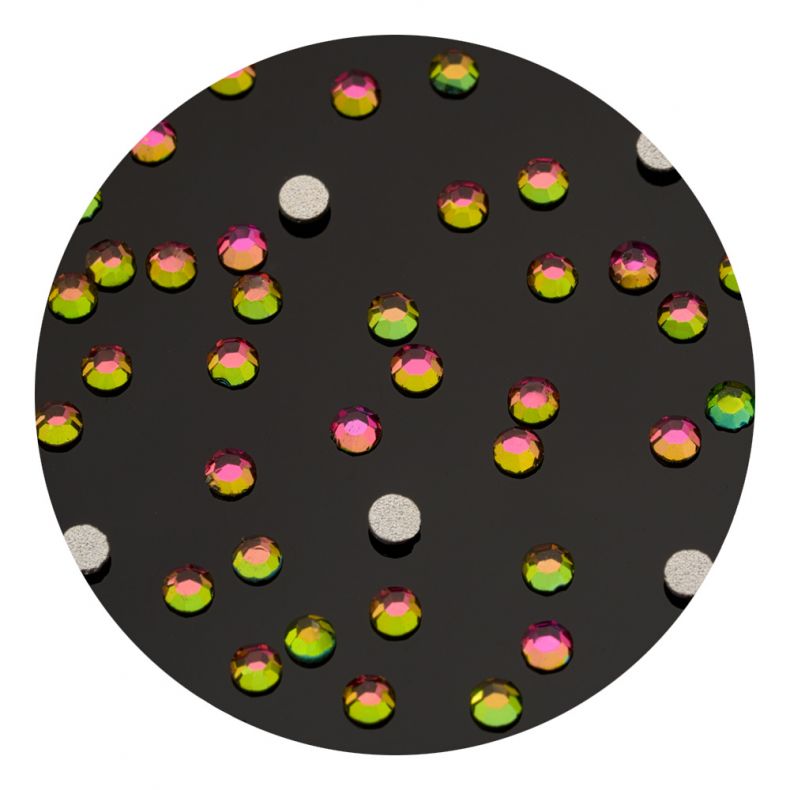 Bunte Strasssteine auf schwarzem Untergrund, ideal für Bastelprojekte