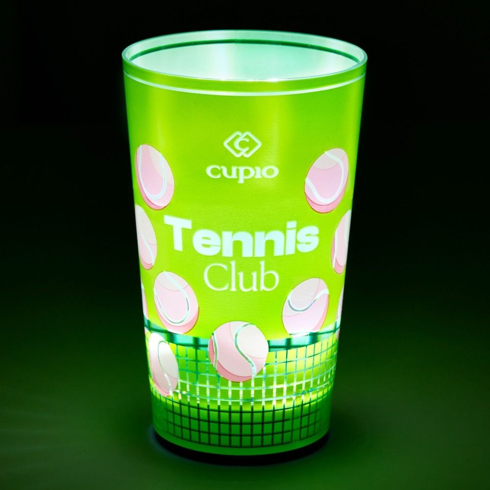Leuchtender LED-Becher Tennis Club in Grün mit rosa Tennisbällen und Netzmotiv, Partybecher für Getränke mit automatischer LED-Beleuchtung