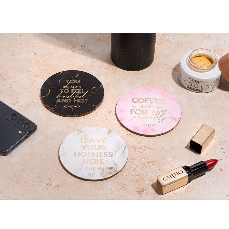 Set von dekorativen Untersetzern mit Sprüchen für Kaffeeliebhaber und Modebewusste