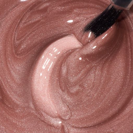 Nahaufnahme von hochglänzendem rosa-braunem Nagellack mit Glitzer, Pinselapplikation sichtbar