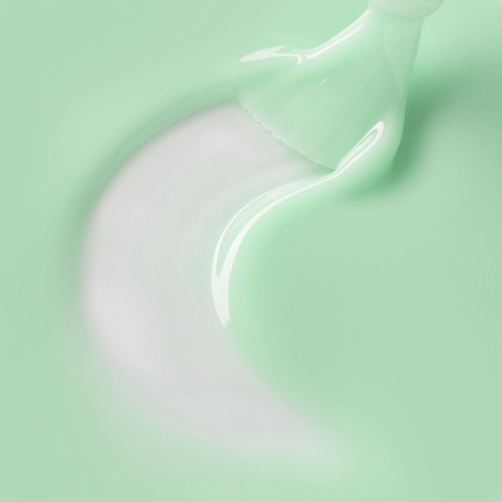 Nahaufnahme der Textur von Cupio RevoGel Flüssig – Mint Mochi 15ml, flüssiges Polygel in Pastell-Mint für präzise, langlebige Nagelmodellage mit No-File Technik