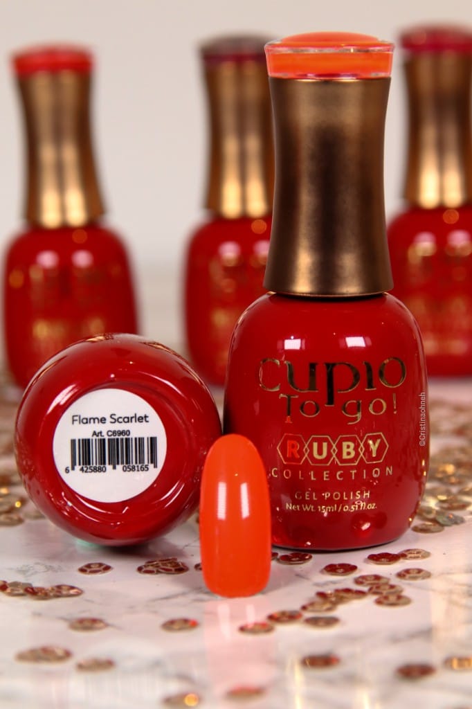 319547192_2614302985399890_6191144987236881543_n Cupio Gel Polish Farbe Flame Scarlet mit einer Farbprobe auf einem Nagelrad.