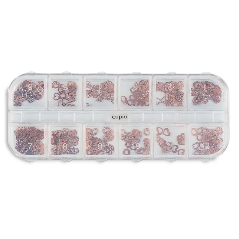 Plastikbox mit verschiedenen Schmuckteilen in Herzform, ideal für Bastelarbeiten.