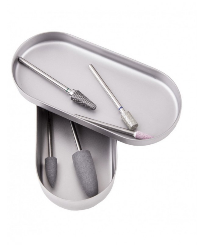 Set mit verschiedenen Nagelfräsern in einer eleganten ovalen Aufbewahrung
