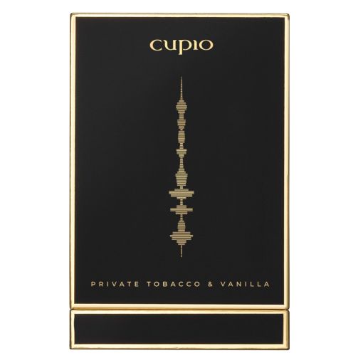 private_tobacco_vanilla_e Cupio Duftkerze in schwarzer Verpackung mit goldenen Akzenten, Duftnoten von Tabak und Vanille.