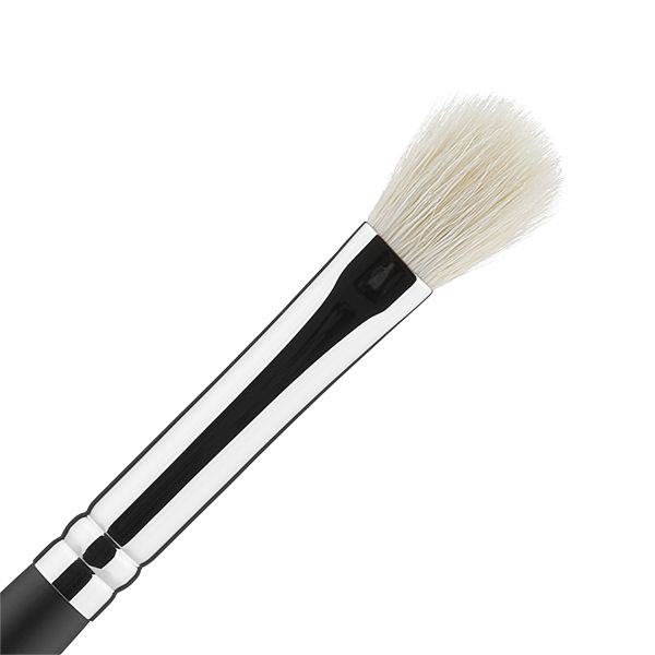 Nahaufnahme eines hochwertigen Make-up Pinsels mit weichen Borsten