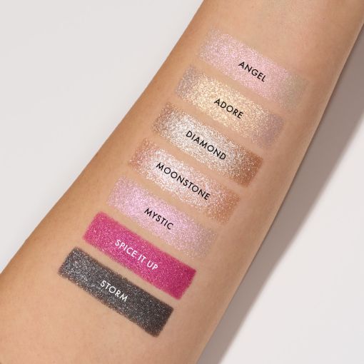 Schimmernde Lidschatten-Swatches in sieben Farben am Arm