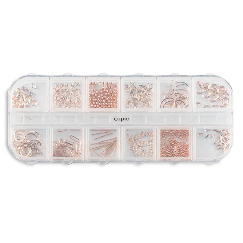 Schmuckzubehör-Set in Roségold mit verschiedenen Teilen in einer transparenten Box