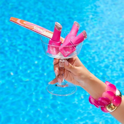 Hand mit pinkem Armband hält Glas mit pinken Kosmetikprodukt