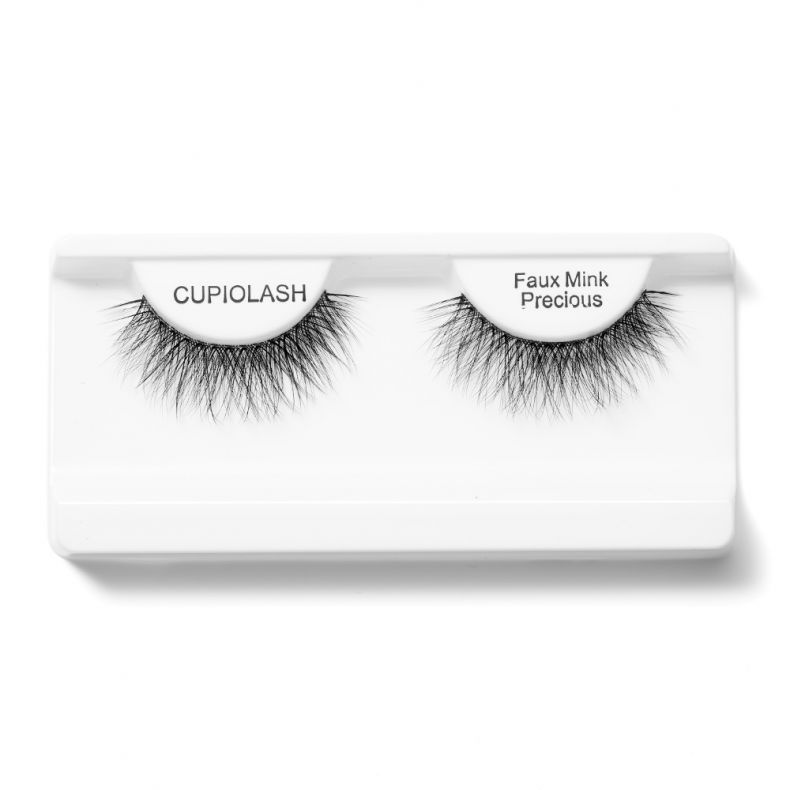 Cupiolash Faux Mink Wimpern in der Farbe Precious, präsentiert auf einem weißen Wimpern-Träger.