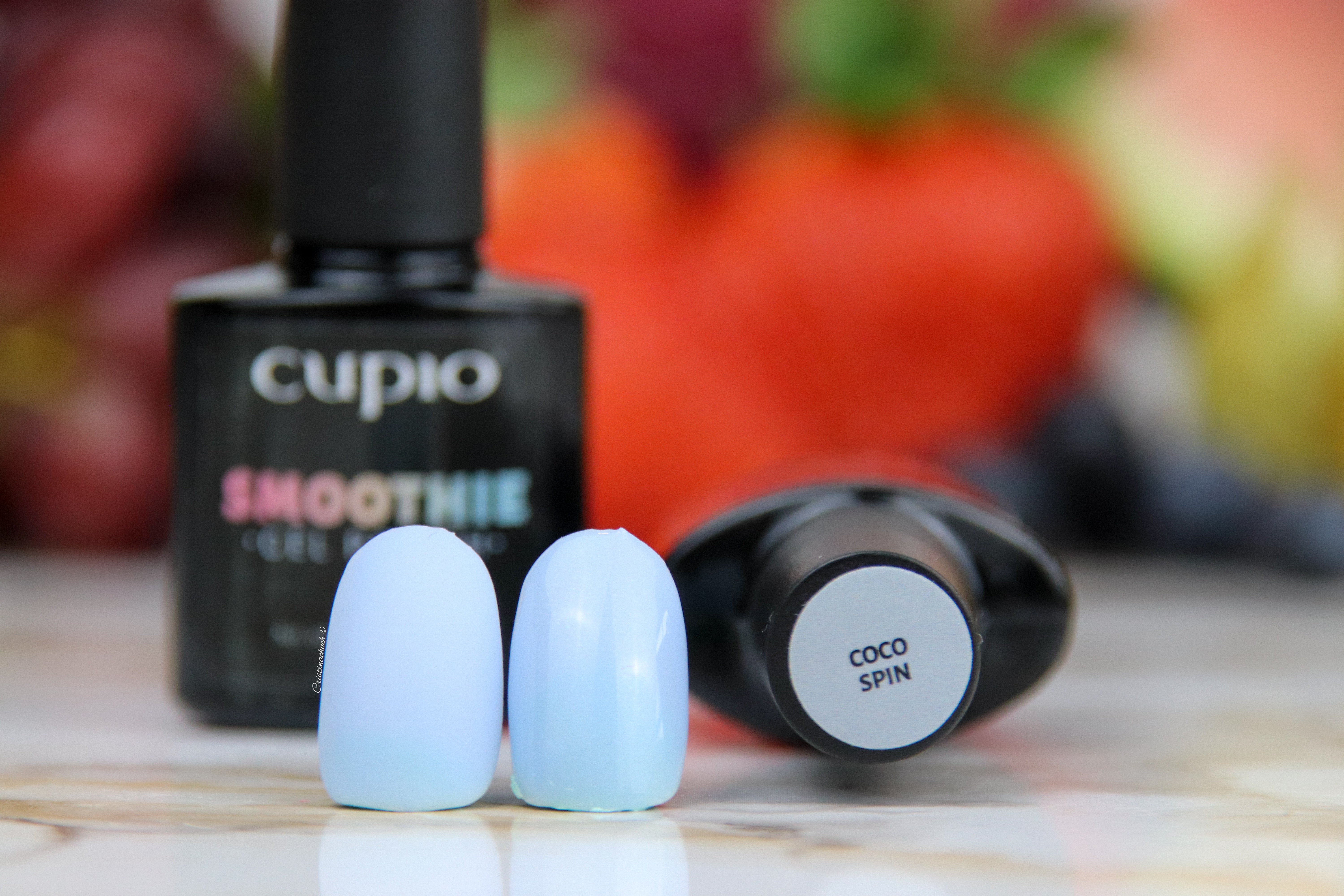 cocospin Cupio Smoothie Gel Nagellack und zwei Nagelspitzen in hellblau