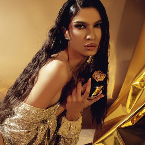 _mg_0111_edit_2_3_ Attractive model präsentiert edles Parfum in goldener Verpackung