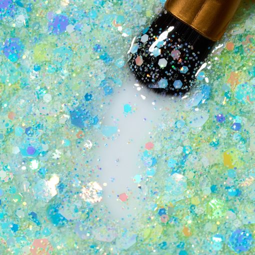 gel_design_granita_fresh_lime_c8839_b_1 Nahaufnahme eines Pinsels, der in buntem Glitzerbad eingetaucht ist