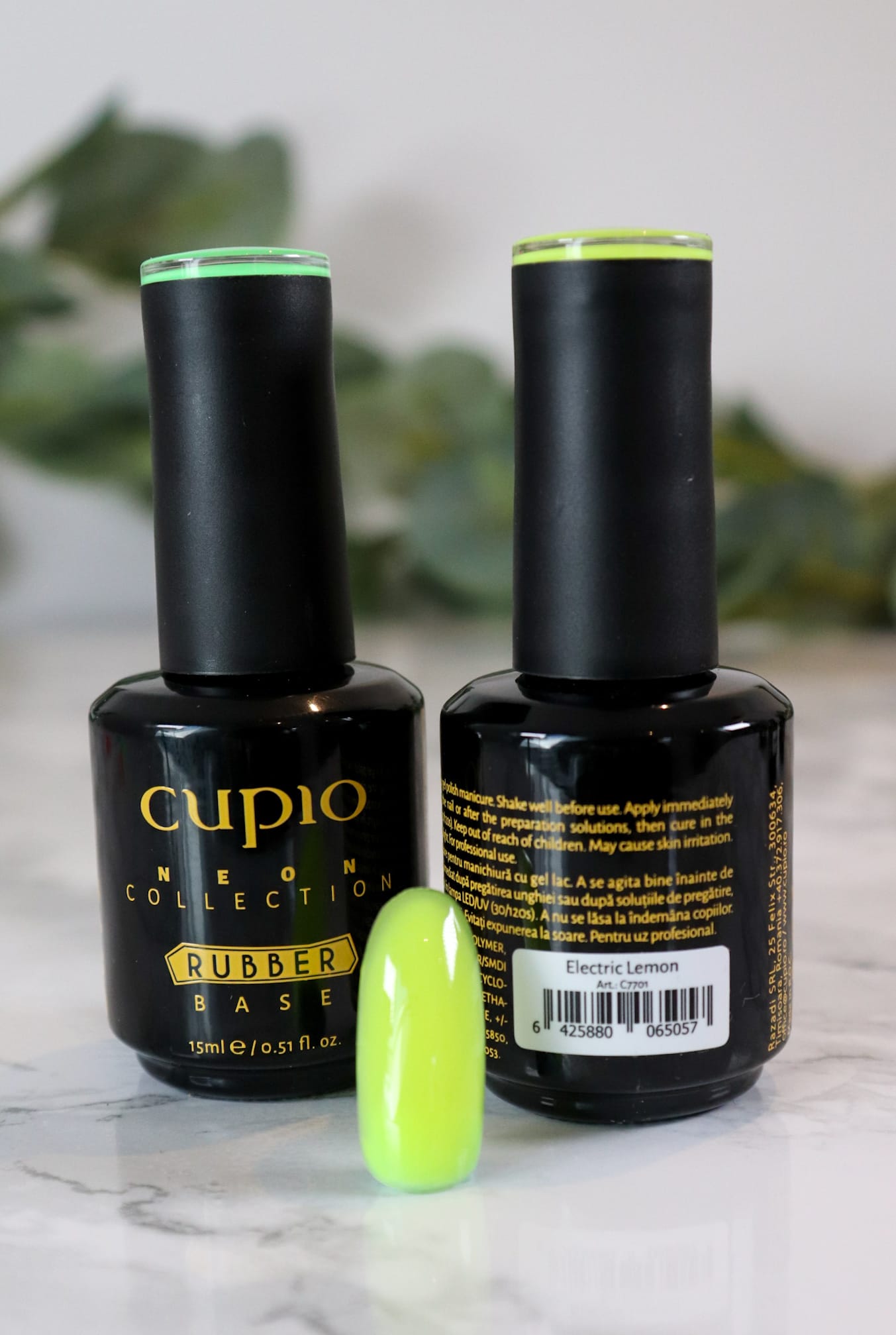 28cetHptxmmBDS Rubber Base von Cupio in der Farbe Electric Lemon mit einer Nagelspitze in Neonfarbe.