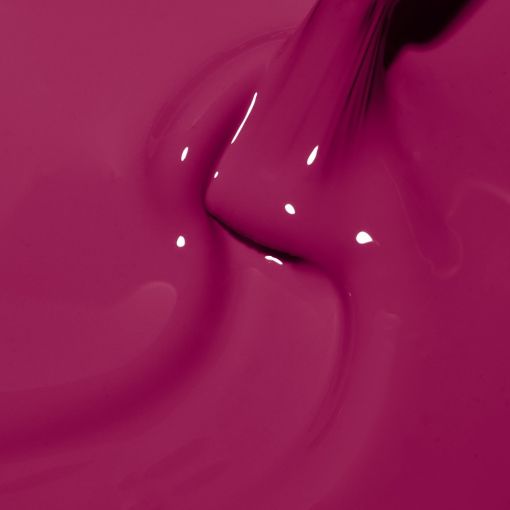 Detailaufnahme von lila Nagellack, der sich auf einer Oberfläche verteilt