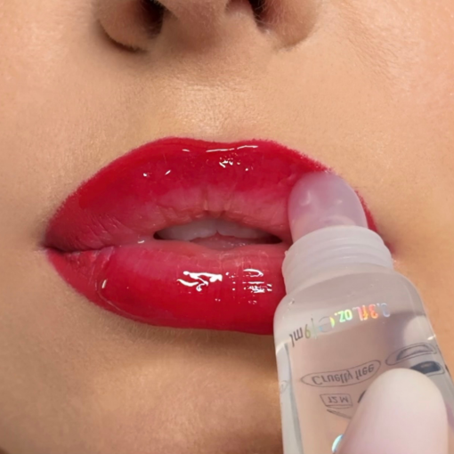 Auftragen von pflegendem Lip Serum auf rote Lippen