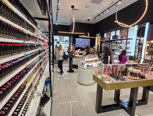 Cupio Store mit Produktdisplays