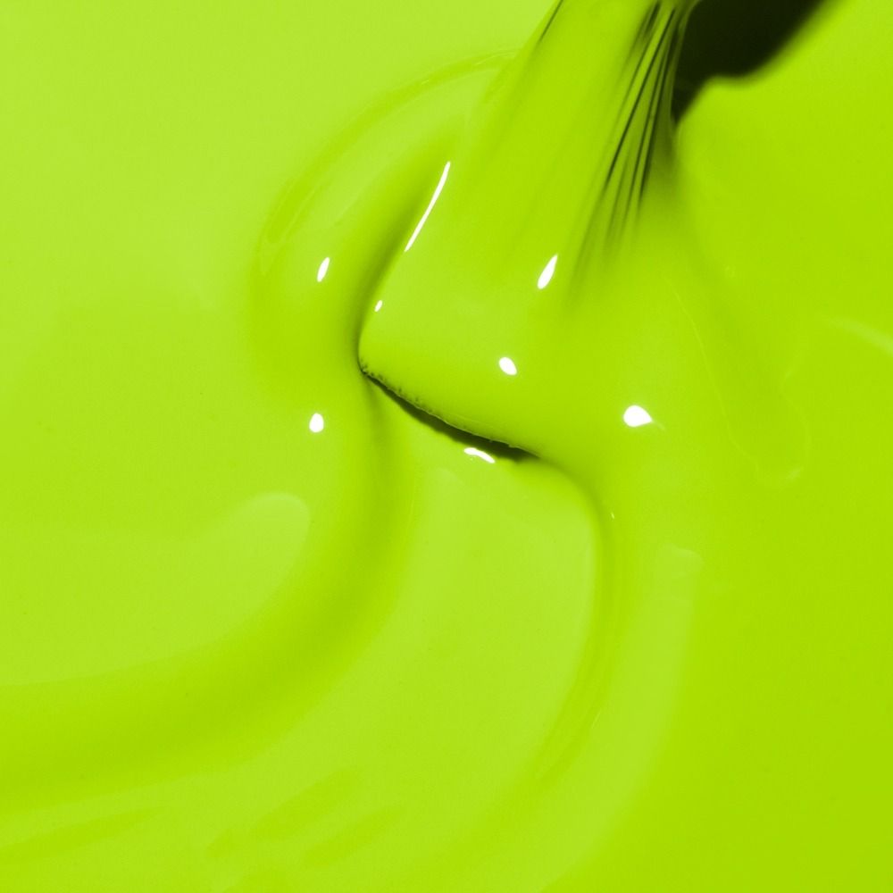 Makroaufnahme von neon-grünem Nagellack mit glänzender, flüssiger Textur als Produktdetail