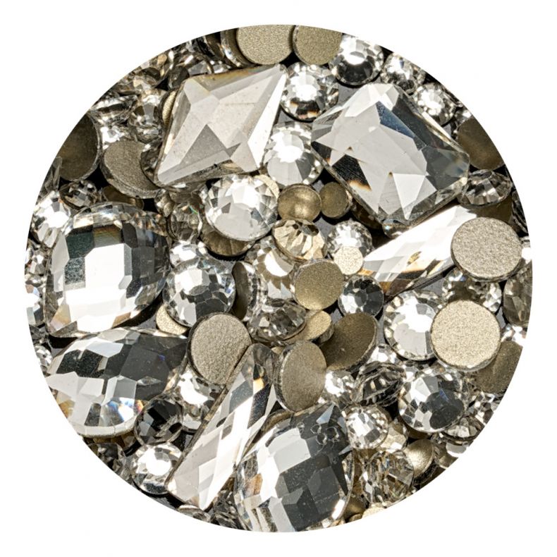 Vielzahl an glänzenden Strasssteinen und dekorativen Perlen in verschiedenen Formen