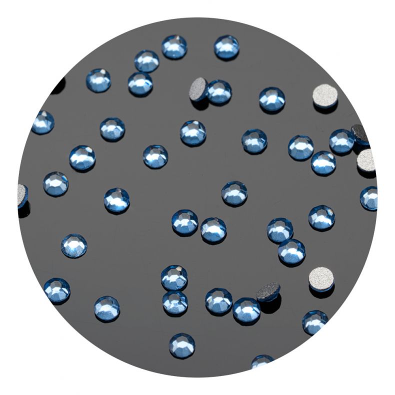 Blaue Glitzersteine auf schwarzem Hintergrund, ideal für Bastelarbeiten