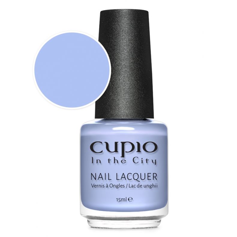 Flasche mit Cupio Nagellack in sanftem Blau und Farbprobe