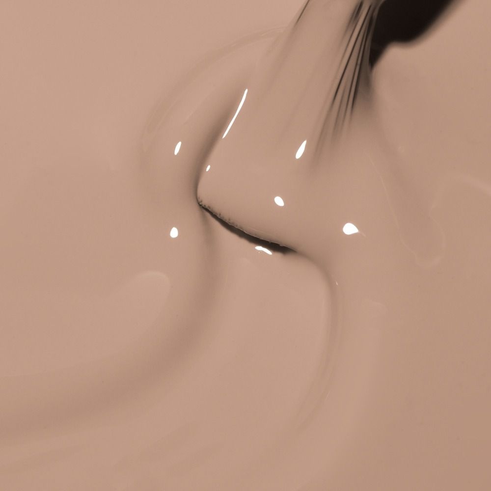 Nahaufnahme von Cupio Gellack Macarons Collection Cappuccino 15ml in cremigem pastelligem Cappuccino-Ton mit hochpigmentierter, dichter Textur und starker Deckkraft für elegante Nägel.