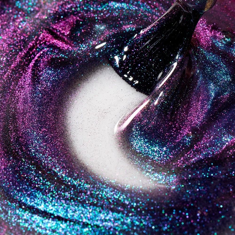 Nahaufnahme von Cupio Gellack Effect X Collection Kitty Eyes Midnight 8ml mit irisierendem Multieffekt, feinem Schimmer und magnetischem Cat-Eye-Look in Pink, Blau und Violett