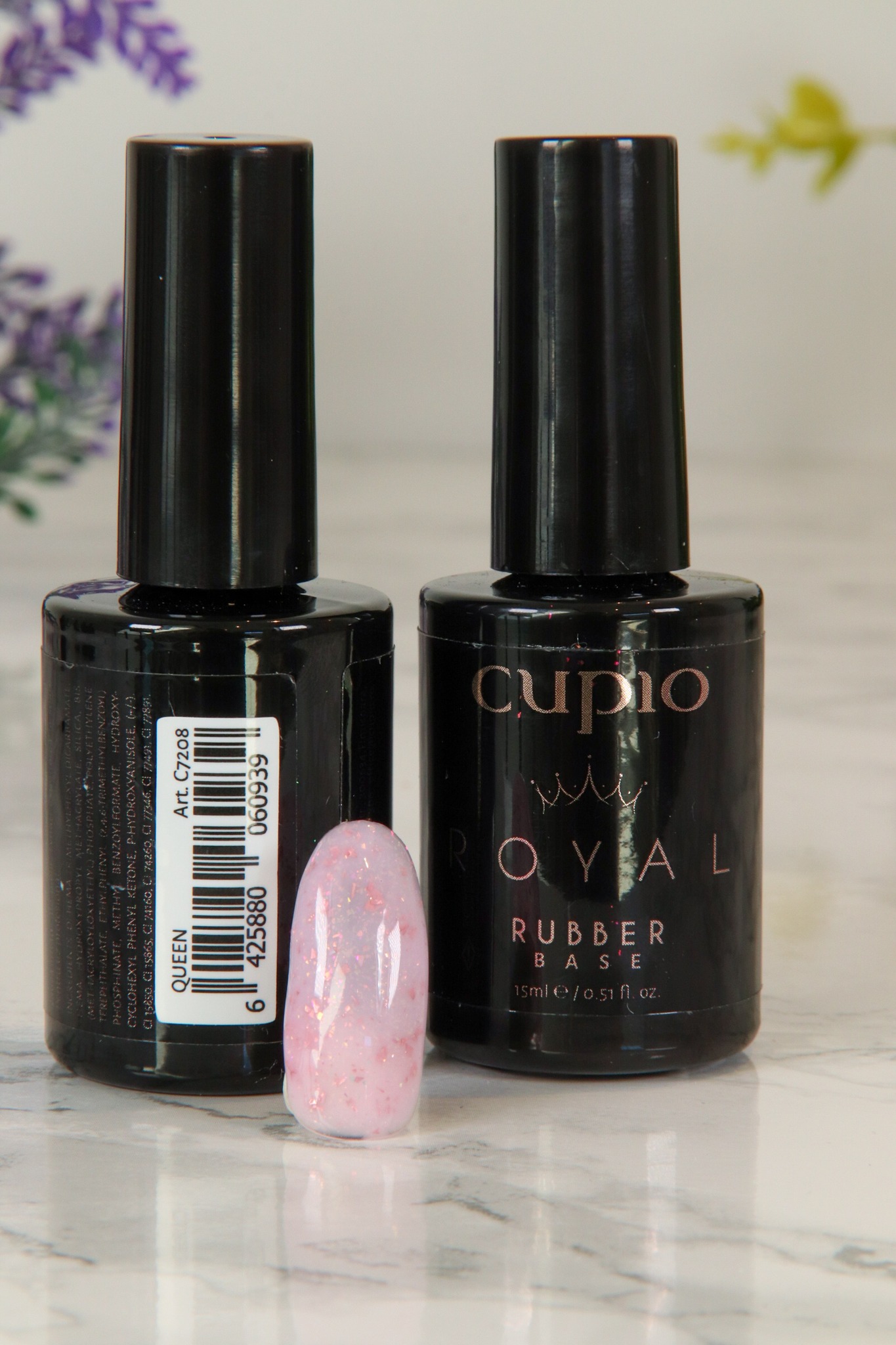 331639208_1028231151821844_8957169659271026850_n Cupio Royal Rubber Base und Pink Glitter Nagelmodellage auf einem Tisch
