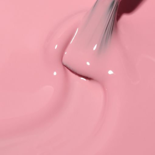 c9203_b Nahaufnahme von rosa Farbe, die mit einem Pinsel aufgetragen wird