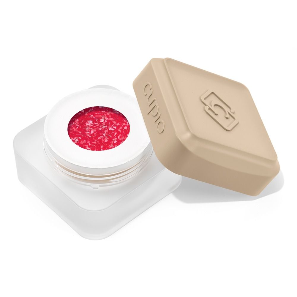 Geöffneter Kosmetik-Tiegel mit pink-rotem Lippenbalsam und beigem Deckel, Produktansicht auf weißem Hintergrund