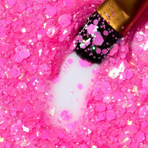 gel_design_granita_watermelon_sugar_c8842_b Nahaufnahme eines Pinsels in einer Mischung aus pinkem Nagellack und Glitzer