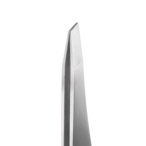 Detailansicht einer schrägen Edelstahlpinzette